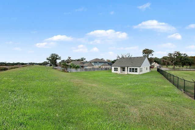 2000 Twin Lakes Boulevard, West Columbia, TX 77486