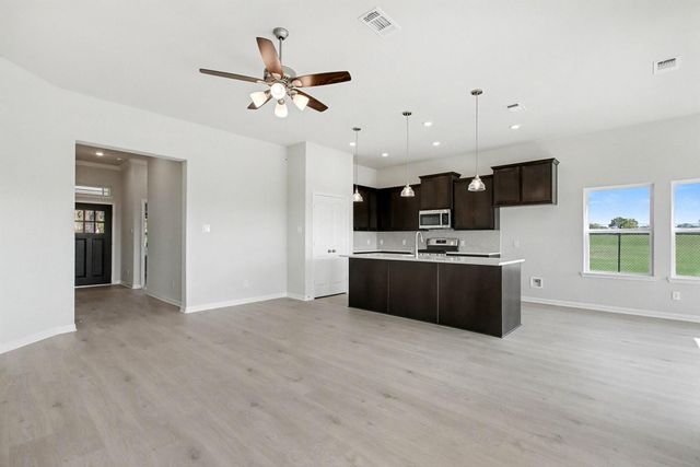 2000 Twin Lakes Boulevard, West Columbia, TX 77486
