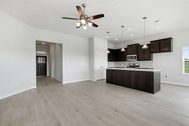 2000 Twin Lakes Boulevard, West Columbia, TX 77486