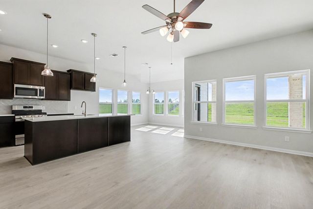 2000 Twin Lakes Boulevard, West Columbia, TX 77486
