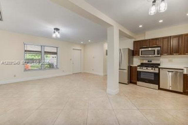 2016 NE 14th Ct 1, Fort Lauderdale, FL 33304