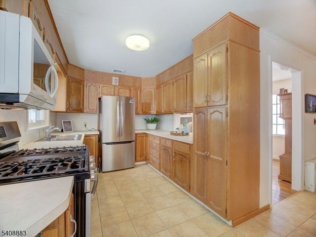 55 Watnong Dr, Morris Plains Boro, NJ 07950