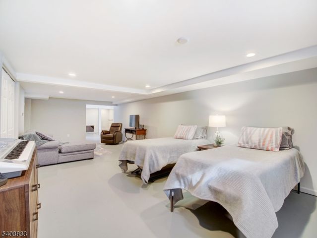 55 Watnong Dr, Morris Plains Boro, NJ 07950