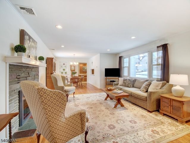 55 Watnong Dr, Morris Plains Boro, NJ 07950