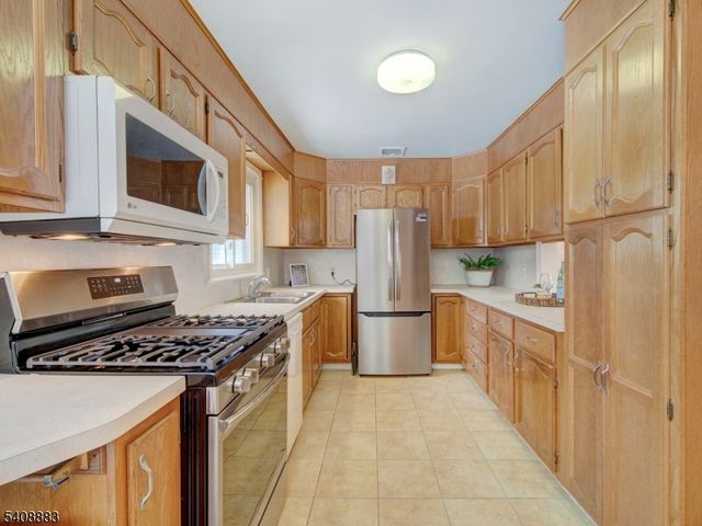 55 Watnong Dr, Morris Plains Boro, NJ 07950