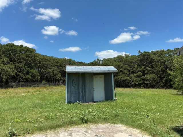 328 Creekview Meadows Drive, Springtown, TX 76082