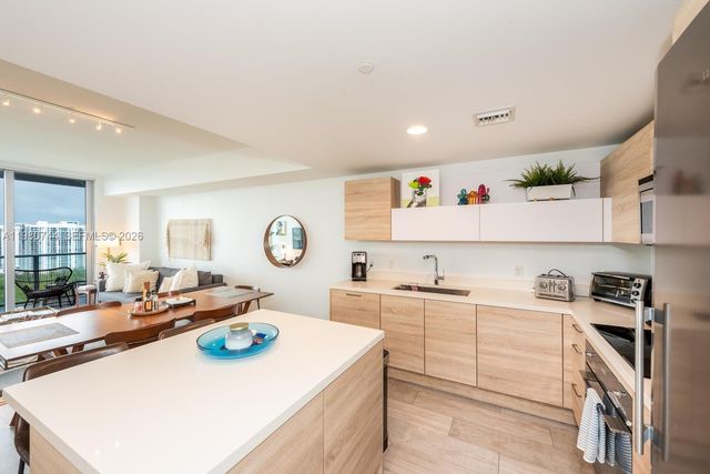 16385 Biscayne Blvd 2304, North Miami Beach, FL 33160