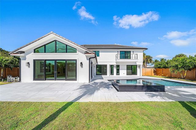 8 Leeward Circle, Jupiter, FL 33469