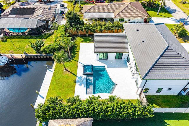 8 Leeward Circle, Jupiter, FL 33469