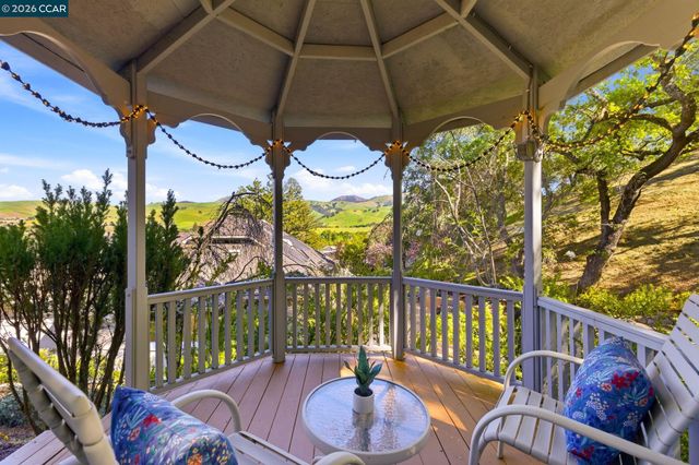 725 Castle Rock Rd, Walnut Creek, CA 94598