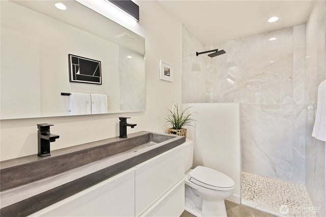 5453 Harborside Lane, Freeland, WA 97249