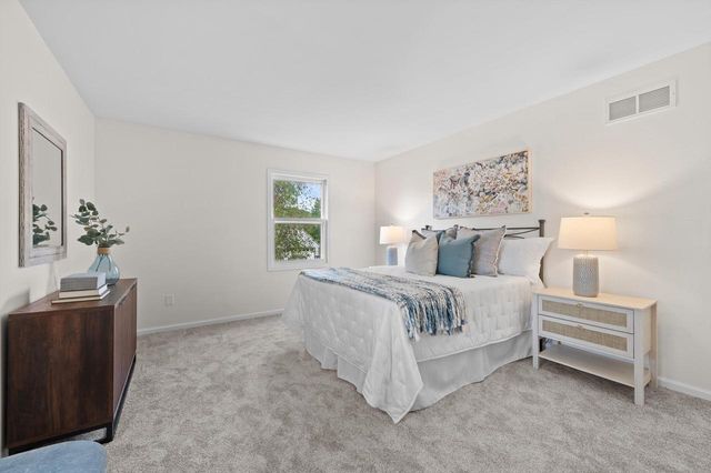 1927 Cliff-Alex COURT N, Waukesha, WI 53189
