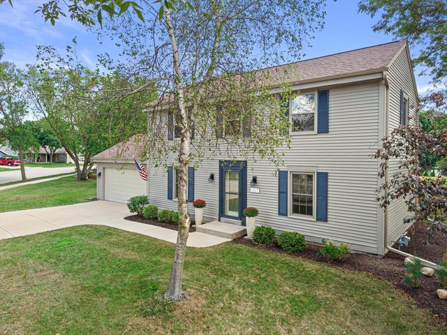 1927 Cliff-Alex COURT N, Waukesha, WI 53189