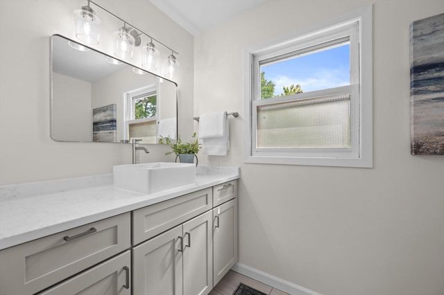 1927 Cliff-Alex COURT N, Waukesha, WI 53189