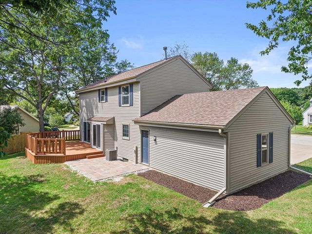 1927 Cliff-Alex COURT N, Waukesha, WI 53189