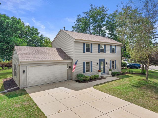 1927 Cliff-Alex COURT N, Waukesha, WI 53189