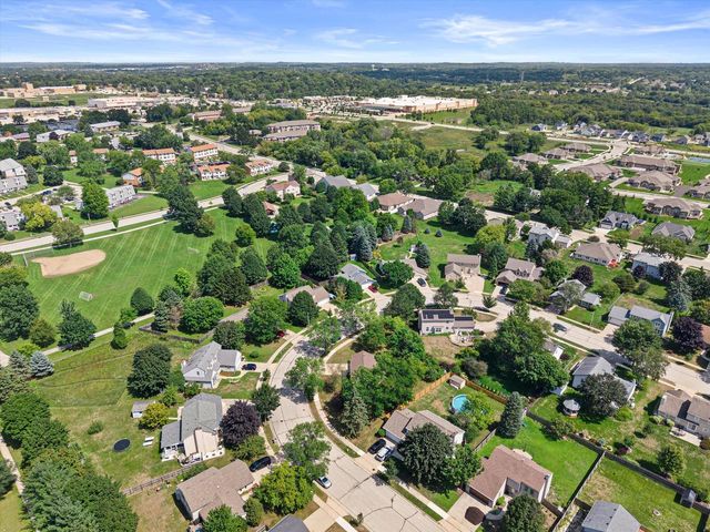 1927 Cliff-Alex COURT N, Waukesha, WI 53189