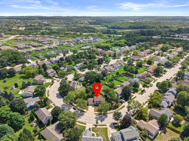 1927 Cliff-Alex COURT N, Waukesha, WI 53189