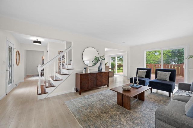 1927 Cliff-Alex COURT N, Waukesha, WI 53189