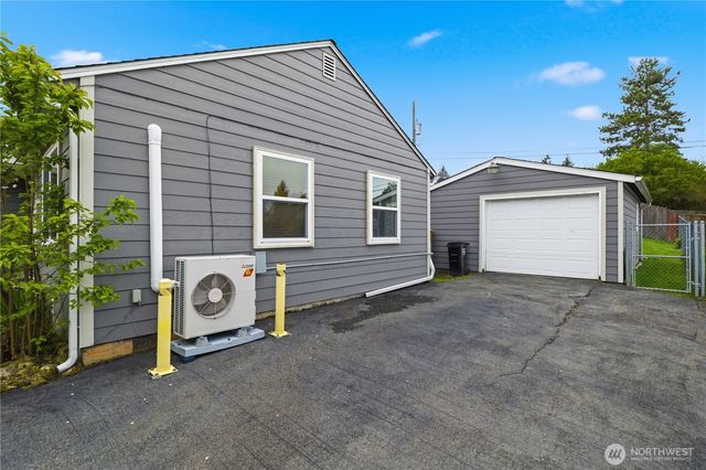 9831 33rd Avenue SW, Seattle, WA 98126