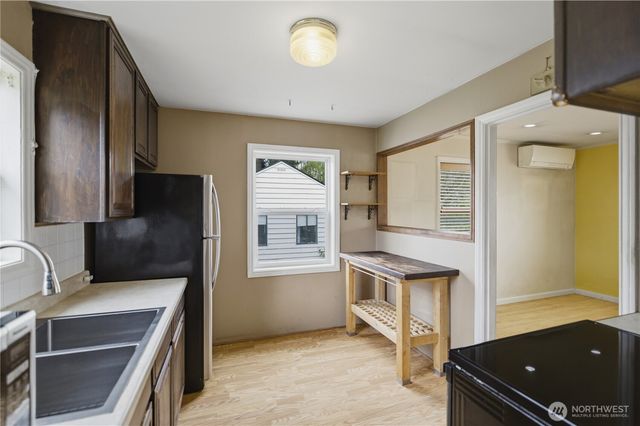 9831 33rd Avenue SW, Seattle, WA 98126