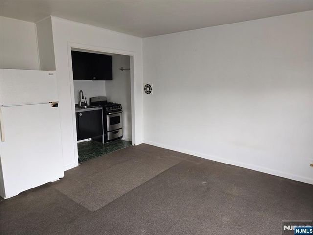 275 Hoym Street 3G, Fort Lee, NJ 07024