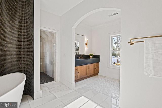 352 AYR HILL AVE NE, Vienna, VA 22180