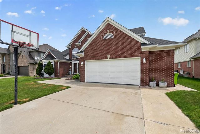 48166 Ellington Drive, Macomb, MI 48044