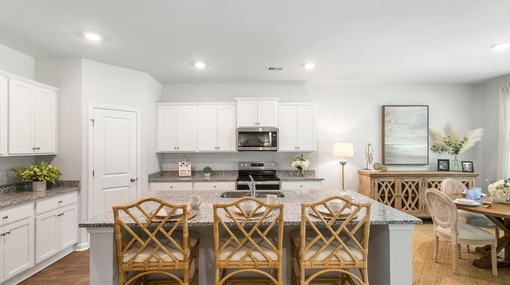 Image 3 of property listing at 504 Eagles Watch Court, Summerville, SC 29486