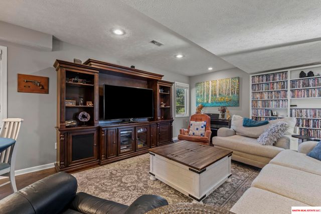 16604 Main Street, Bellevue, NE 68123