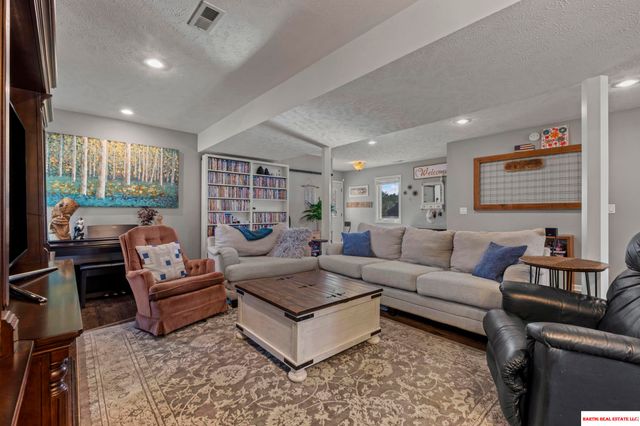 16604 Main Street, Bellevue, NE 68123