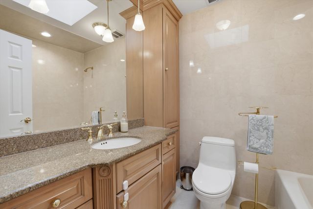 3955 W Greenleaf Avenue, Lincolnwood, IL 60712