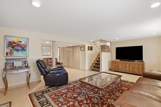 3955 W Greenleaf Avenue, Lincolnwood, IL 60712