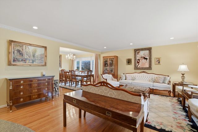 3955 W Greenleaf Avenue, Lincolnwood, IL 60712