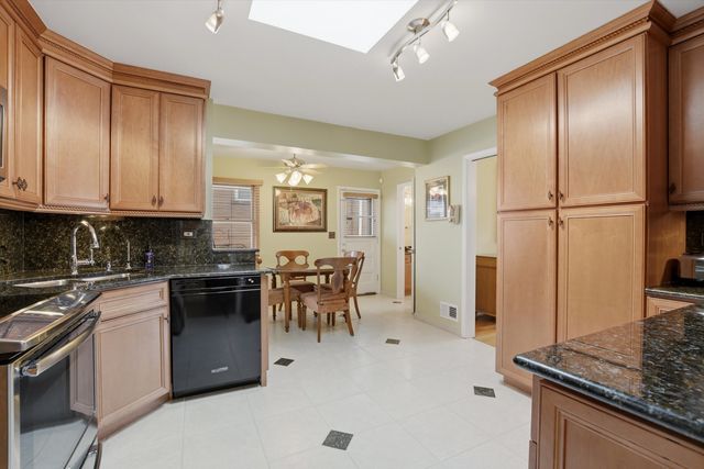 3955 W Greenleaf Avenue, Lincolnwood, IL 60712