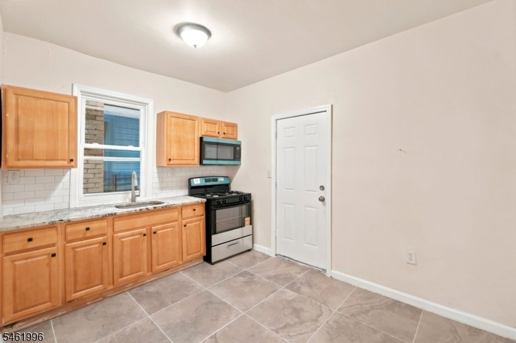 Image 18 of property listing at 491 S 17Th St, Newark City, NJ 07103