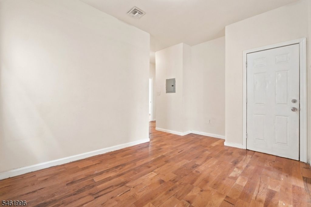 Image 27 of property listing at 491 S 17Th St, Newark City, NJ 07103