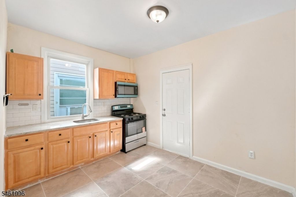 Image 32 of property listing at 491 S 17Th St, Newark City, NJ 07103