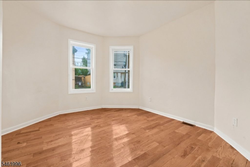 Image 6 of property listing at 491 S 17Th St, Newark City, NJ 07103