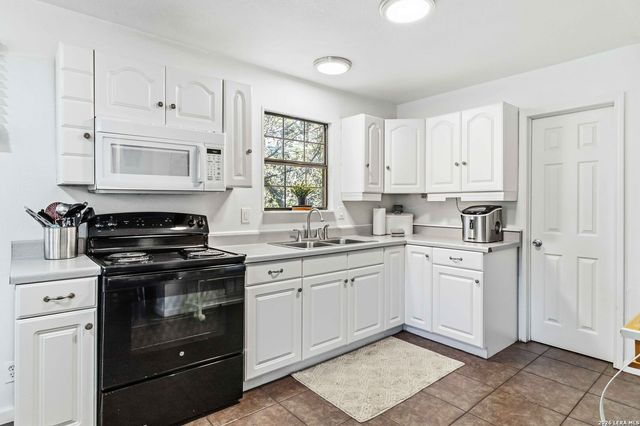 2481 LAKESHORE DR, Canyon Lake, TX 78133