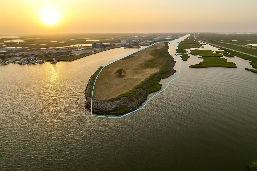 1228 N Redfish Street, Crystal Beach, TX 77650