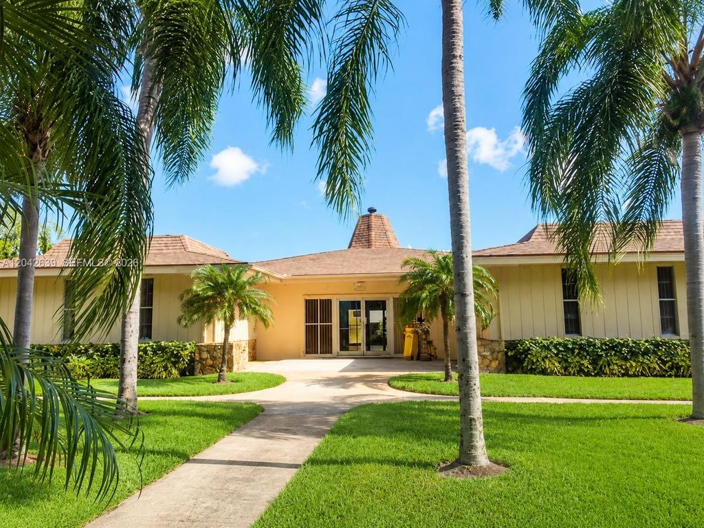 500 W Village Green Cir W 308, Palm Springs, FL 33461