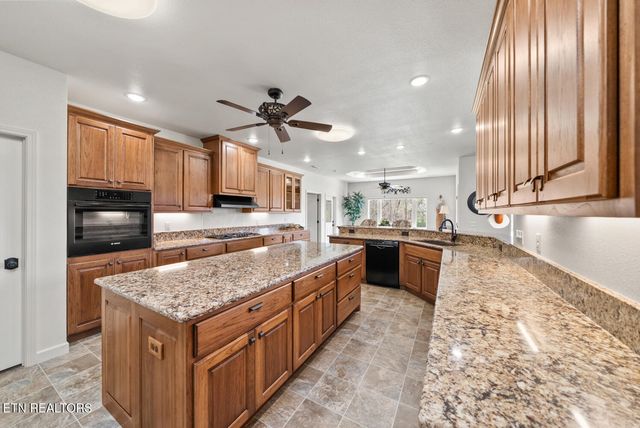 42 Sycamore Rd, Crossville, TN 38555