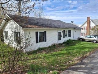 29 Cross Street, Newport City, VT 05855