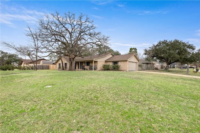 2403 Briar Oaks Drive, Bryan, TX 77802