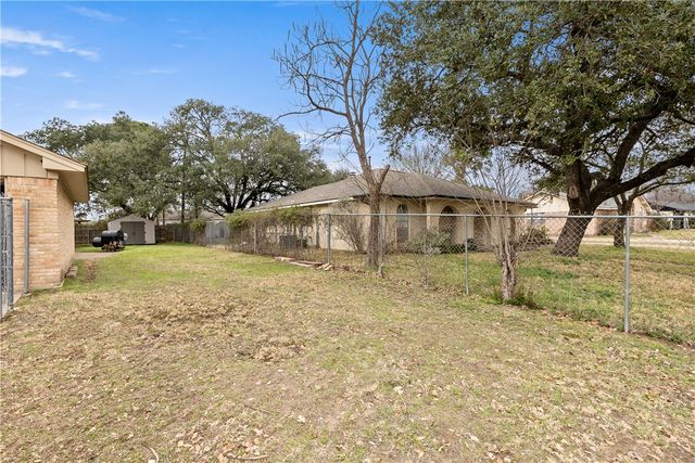 2403 Briar Oaks Drive, Bryan, TX 77802