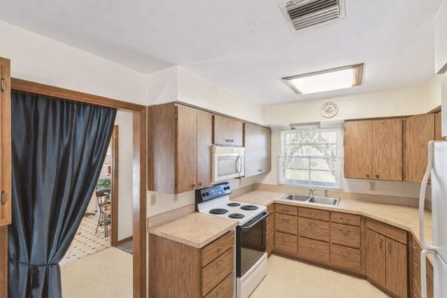 301 SHADY WOODS ROAD, Geneva, FL 32732