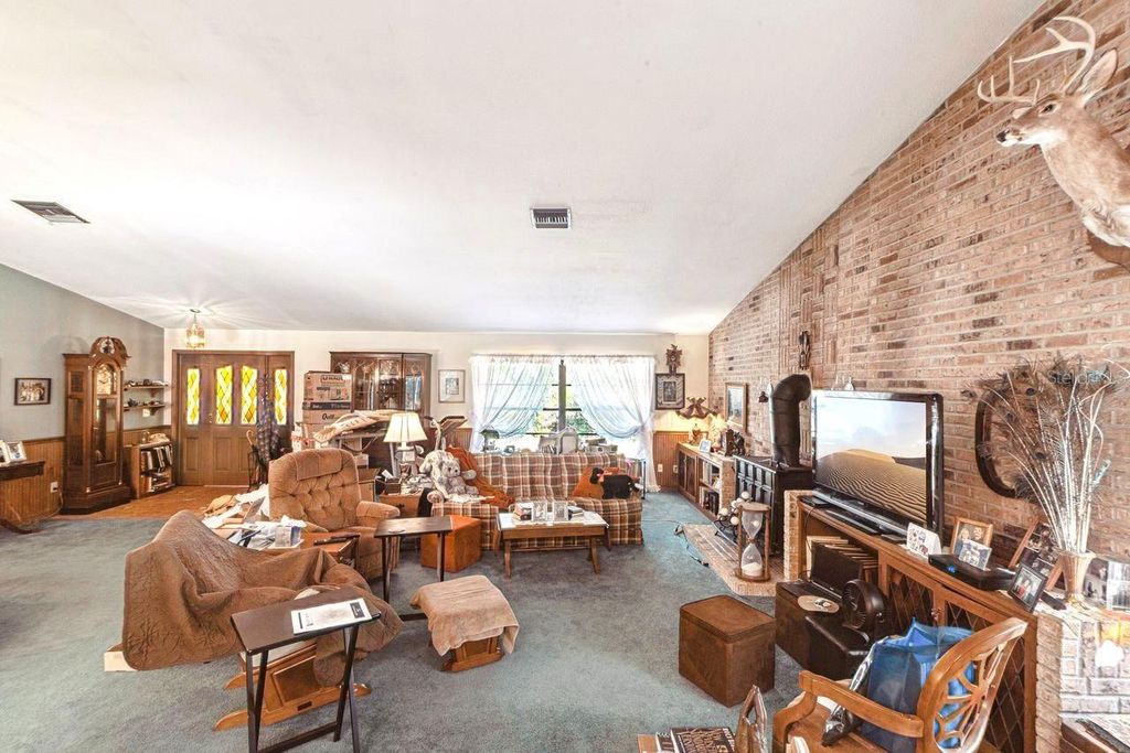 Image 4 of property listing at 301 SHADY WOODS ROAD, Geneva, FL 32732