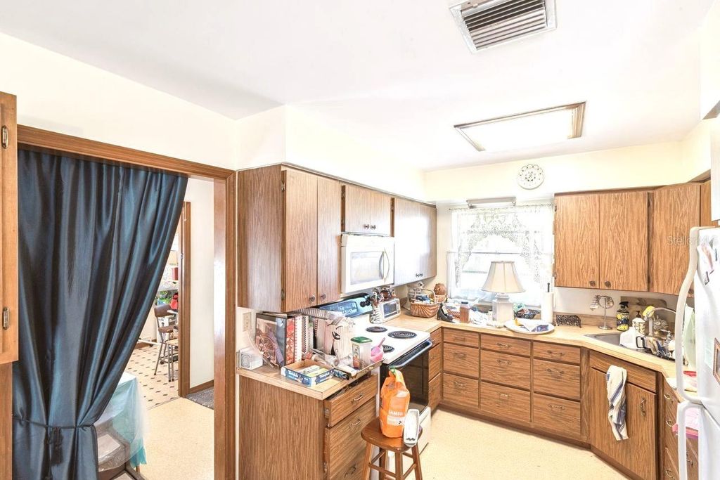 Image 8 of property listing at 301 SHADY WOODS ROAD, Geneva, FL 32732