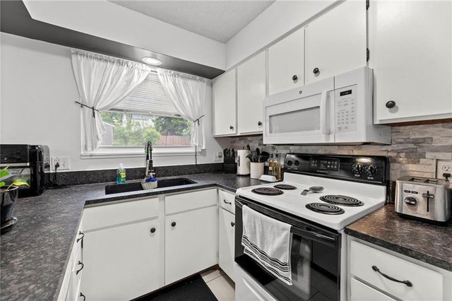9118 Alden Street, Lenexa, KS 66215